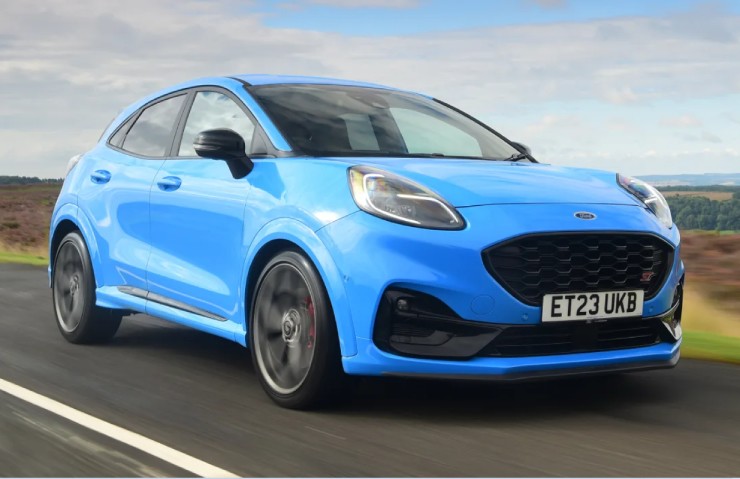 8. Ford Puma được xếp hạng như một mẫu xe SUV cỡ nhỏ, nhưng vẫn đáp ứng tốt nhu cầu sử dụng của cả gia đình. Xe trang bị hệ dẫn động toàn bánh, có khối động cơ EcoBoost 125 đạt công suất tối đa 123 mã lực. Với phiên bản Puma ST thì có động cơ đạt công suất tối đa 197 mã lực. Mẫu xe Puma có giá khởi điểm từ 20.415 Bảng (609,301 triệu đồng).