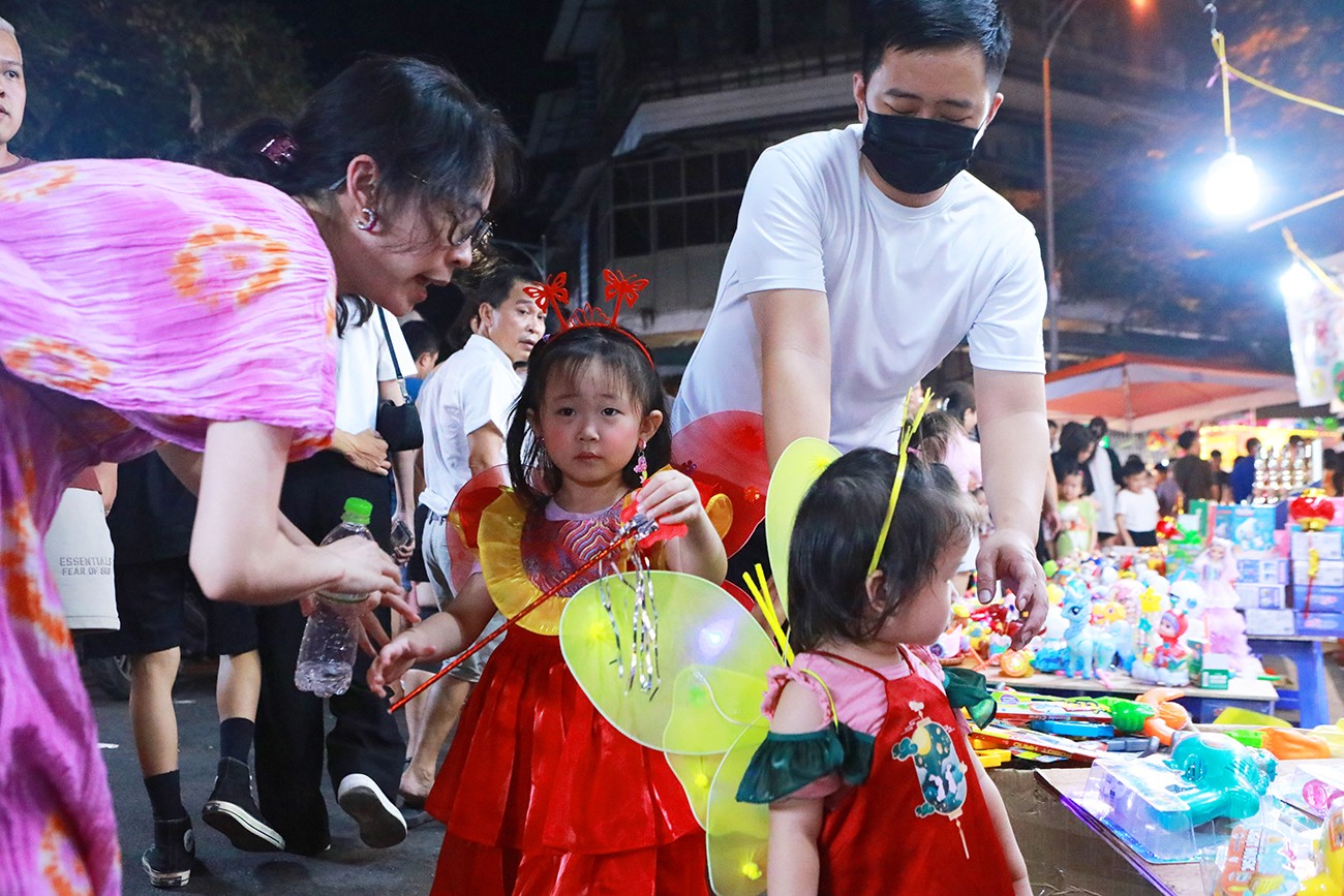 Gia đình chị Ly (ở đường Hoàng Quốc Việt) cho biết: “Tranh thủ cuối tuần, tôi&nbsp;dẫn các con đến phố Hàng Mã đón Trung thu sớm. Các mặt hàng ở đây rất bắt mắt, không khí rất náo nhiệt, đông đúc”.