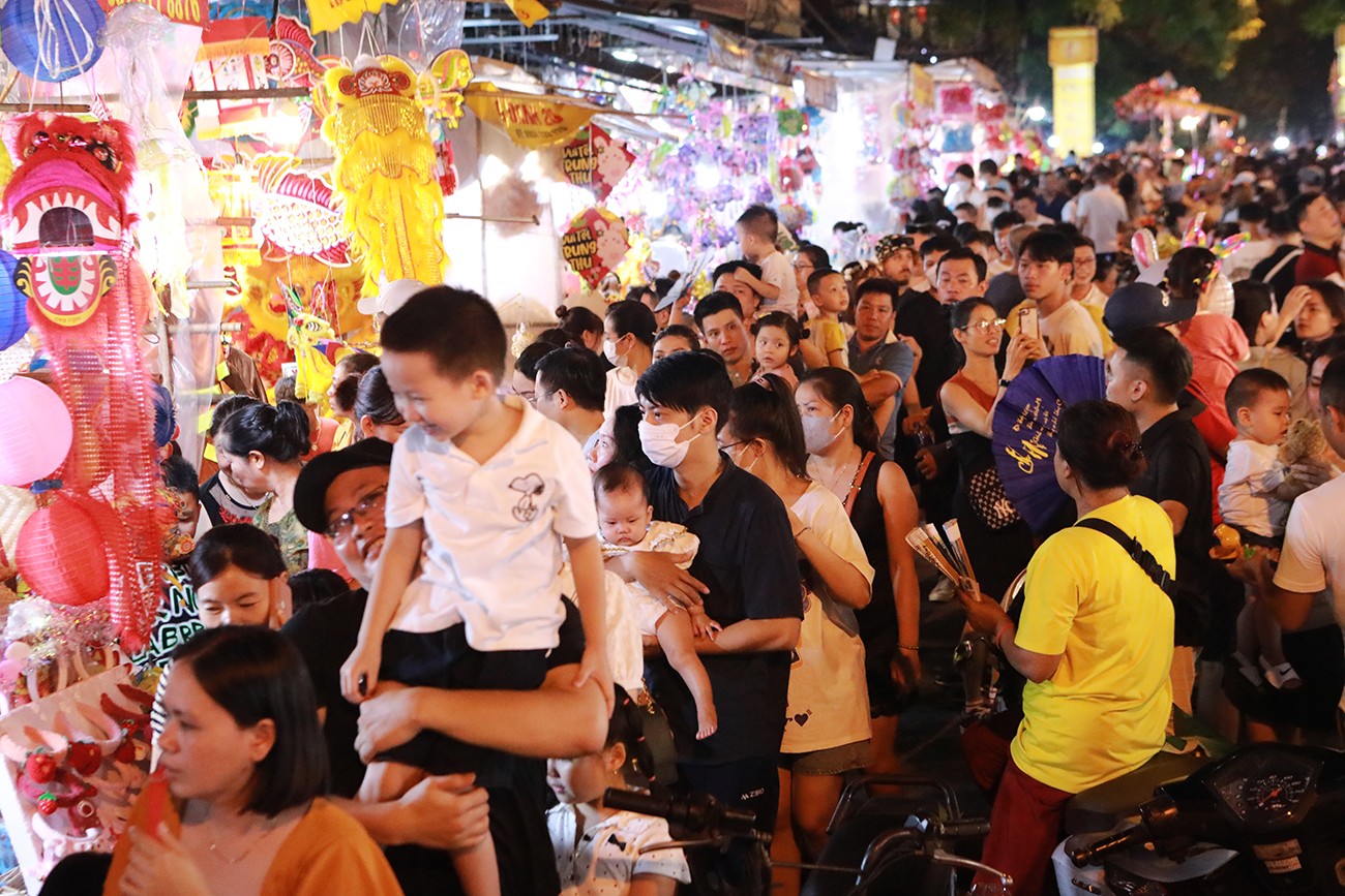 Do Tết Trung thu năm nay vào ngày thường, nên dịp&nbsp;cuối tuần,&nbsp;hàng nghìn người đã đổ về phố Hàng Mã và các tuyến phố xung quanh như: Hàng Lược;&nbsp;Hàng Rươi;… để&nbsp;tham quan, mua sắm.&nbsp;