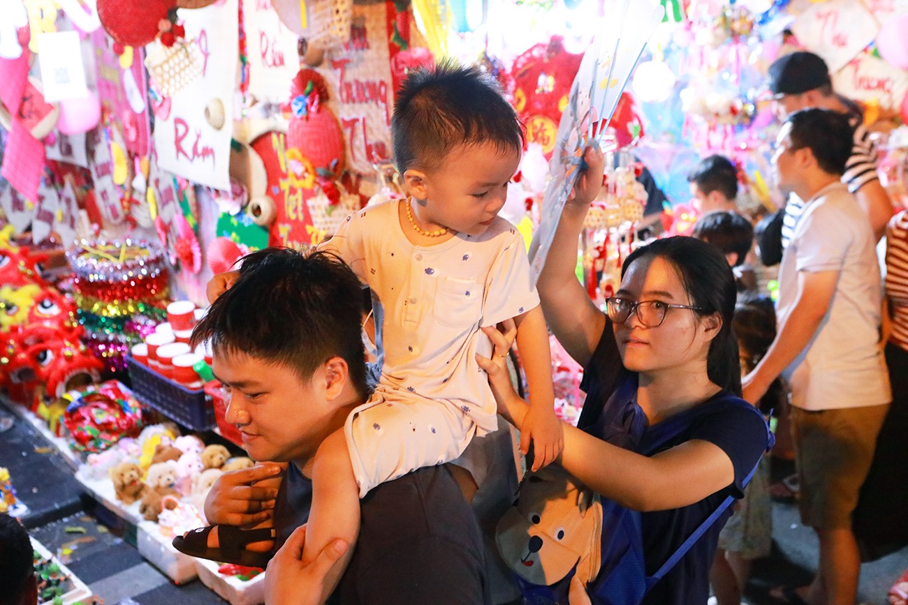 Tuy thời tiết mát mẻ, nhưng nhiều người,&nbsp;đặc biệt là các em nhỏ cũng phải mướt mồ hôi khi theo chân bố mẹ chen vào phố Hàng Mã vui chơi, mua sắm.&nbsp;