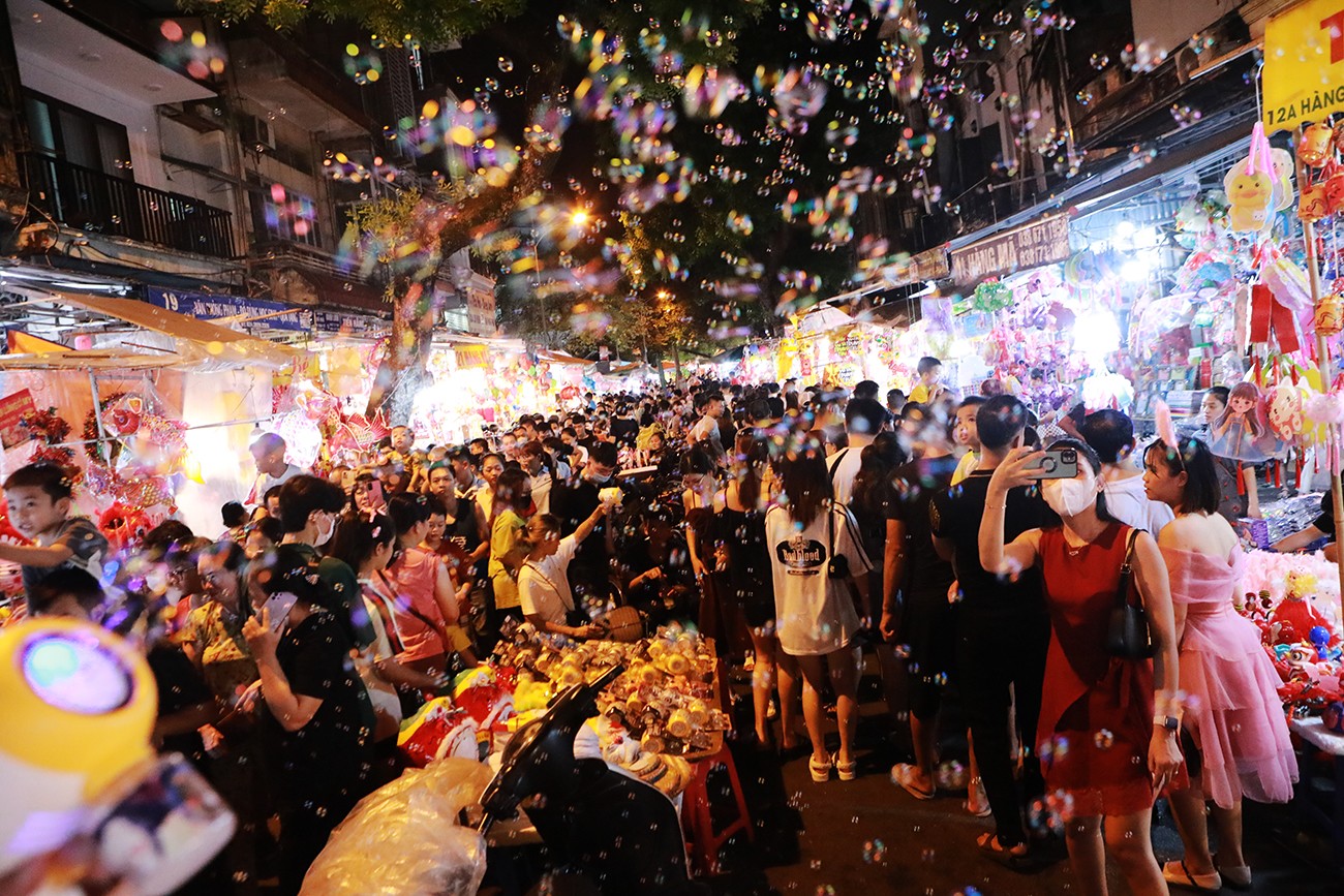 Đi chơi Trung thu sớm, hàng nghìn người chen chân trên con phố sặc sỡ, lung linh nhất Hà Nội - 8