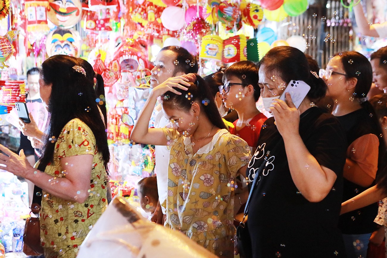 Phố Hàng Mã được biết đến là một trong những&nbsp;"thủ phủ" buôn bán đồ chơi, đồ&nbsp;trang trí nổi tiếng nhất Hà Nội. Vì vậy, phố cổ Hàng Mã luôn rực sỡ sắc màu, đặc biệt là vào ban đêm, con phố lung linh hơn nhờ các cửa hàng sẽ thắp đèn. Nhiều chủ cửa hàng gây chú ý, dùng súng bắn bong bóng lên không trung khiến con phố Hàng Mã càng lung linh, huyền ảo.
