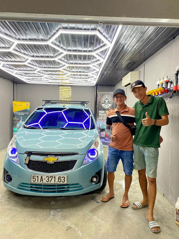 Anh Lâm Louis (áo xanh) cùng anh Nguyên chủ xe vừa được phục dựng xong