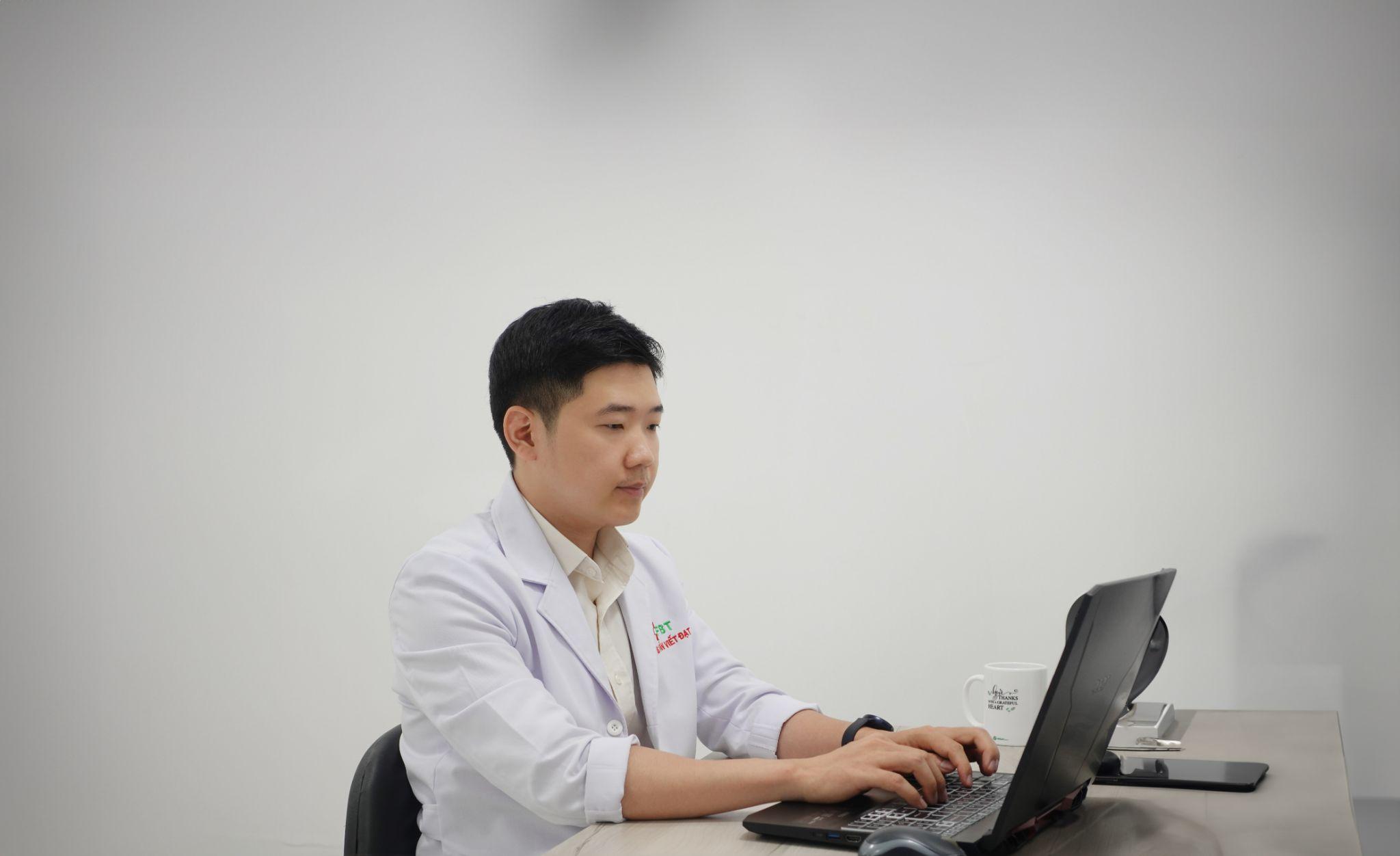 Bác sĩ Đạt nhận được nhiều chứng chỉ liên quan đến việc khám, chữa bệnh sau quá trình học tập không ngừng nghỉ của mình