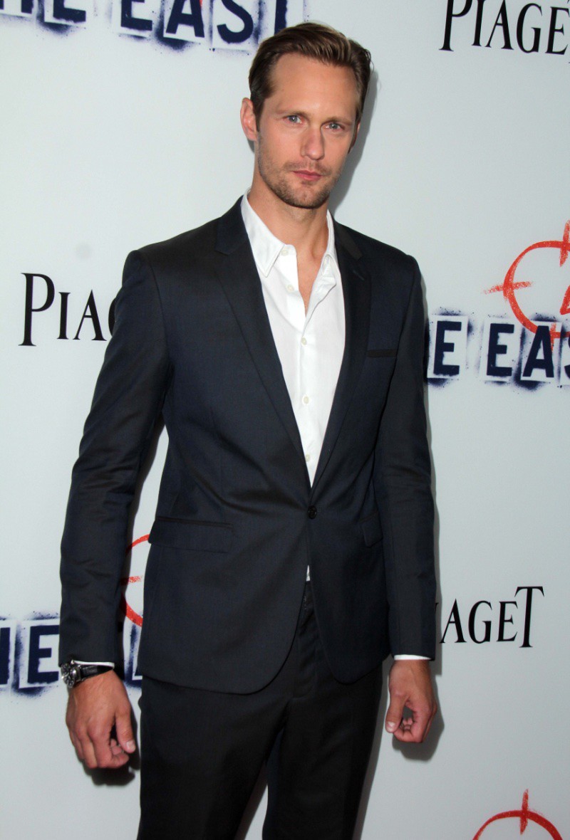 Alexander Skarsgård cởi nút trên cùng của áo sơ mi khi không đeo cà vạt trong bộ vest. 