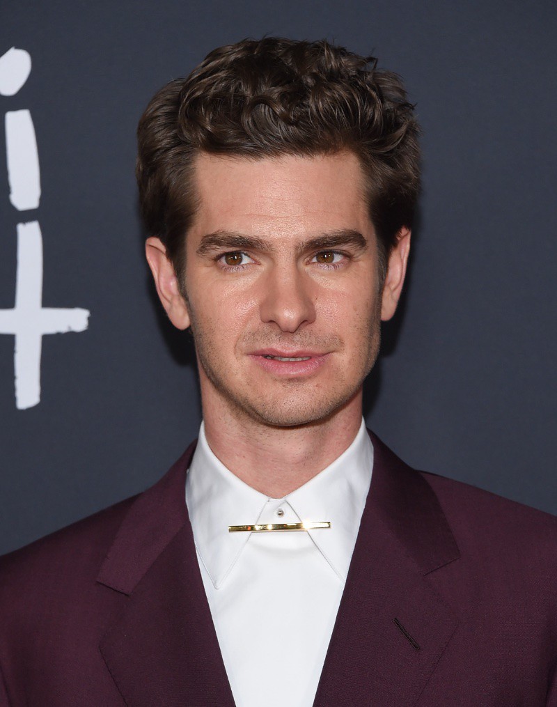 GhimAndrew Garfield không đeo cà vạt và đeo một chiếc vòng cổ đầy phong cách. 