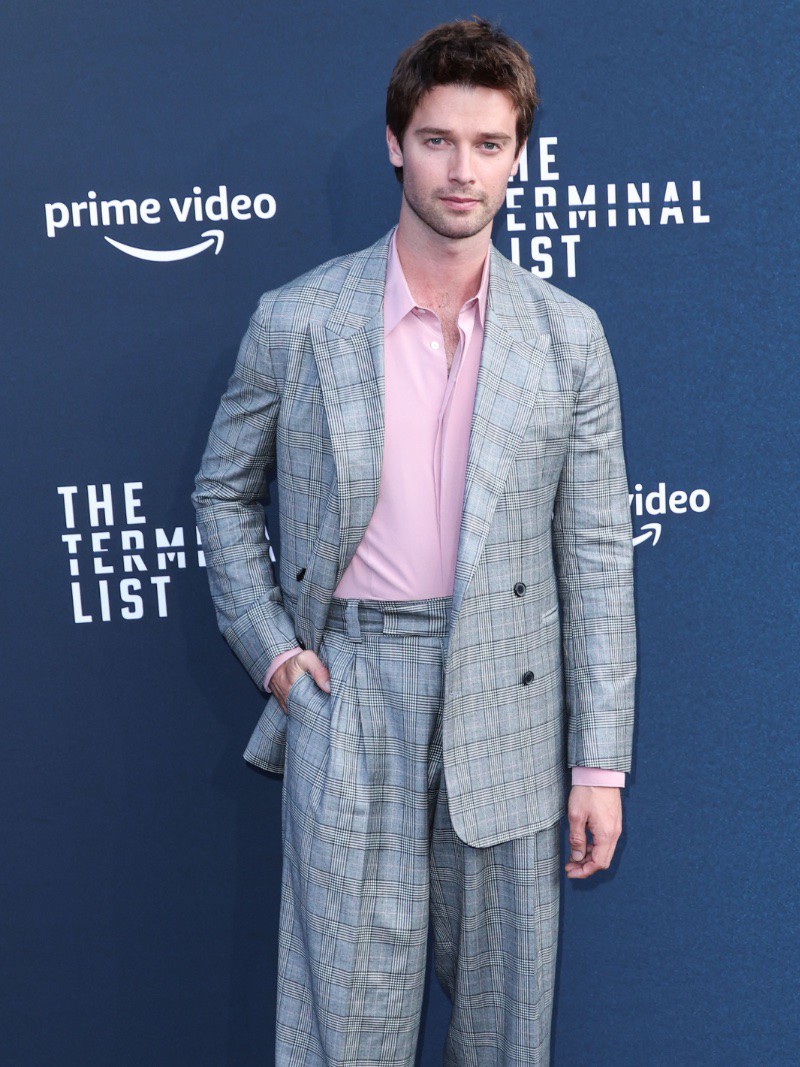 GhimPatrick Schwarzenegger gây ấn tượng mạnh mẽ trong bộ vest kẻ ca-rô hai dây cùng áo sơ mi hồng. 