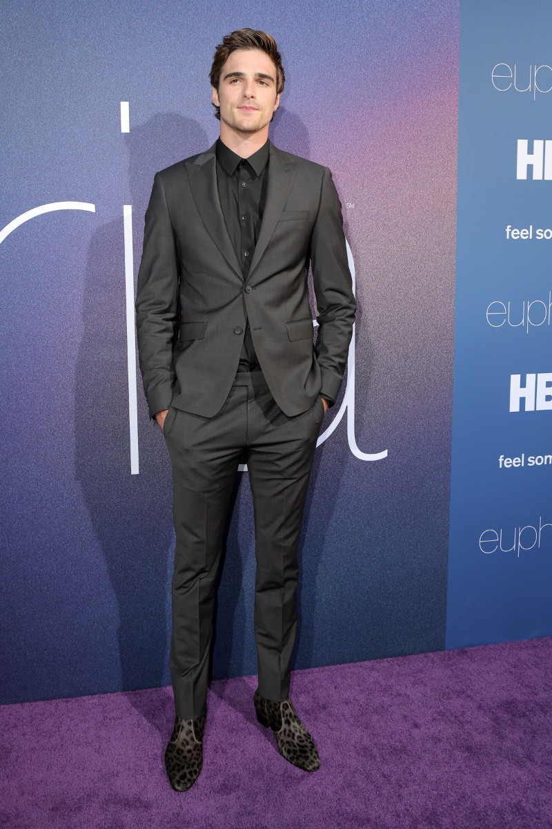 Jacob Elordi mặc vest không cà vạt tại buổi ra mắt phim Euphoria ở Los Angeles.