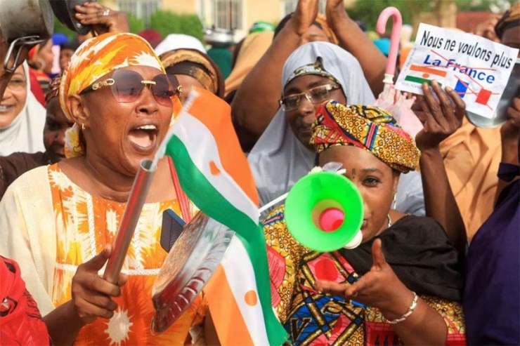 Người dân Niger cầm biểu ngữ “Chúng tôi không còn muốn nước Pháp nữa” biểu tình trước căn cứ Pháp ở thủ đô Niamey (Niger) ngày 30-8. Ảnh: REUTERS