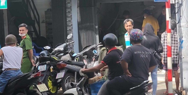 Công an điều tra vụ người đàn ông nghi tự đốt nhà ở quận 8. Ảnh: ĐC