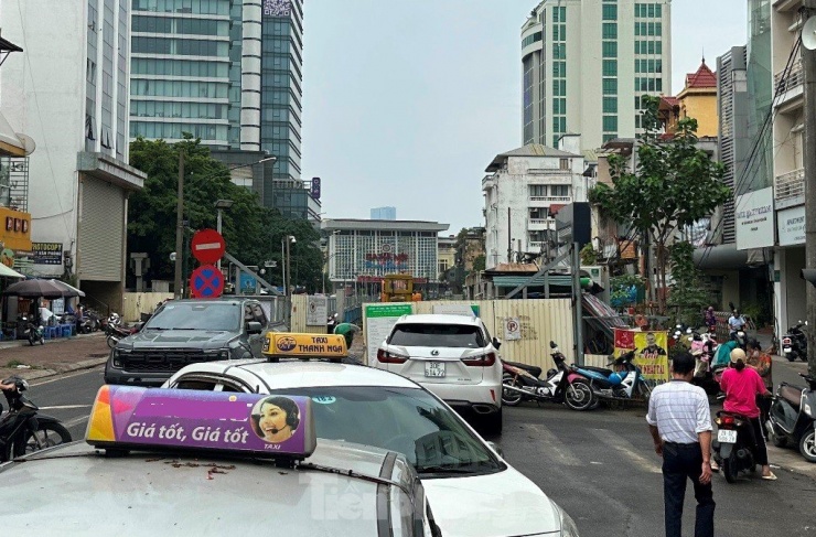 Để xây dựng ga ngầm S12 dự án đường sắt đô thị Nhổn - ga Hà Nội, từ giữa năm 2019 đến nay, lòng đường Trần Hưng Đạo từ bệnh viện Tim Hà Nội đến đường Lê Duẩn (trước ga Hà Nội) đã bị hàng rào chiếm dụng gần như toàn bộ.