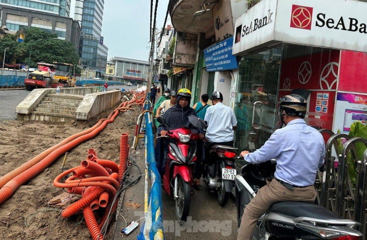 Chiều đường hai bên chỉ để lại khoảng hơn 1 mét chiều rộng vỉa hè, xe máy của người dân sống tại khu vực công trường đi lại rất khó khăn. Thời gian rào chắn để thi công có kế hoạch là 15 tháng, tuy nhiên đến nay đã kéo dài 4 năm.