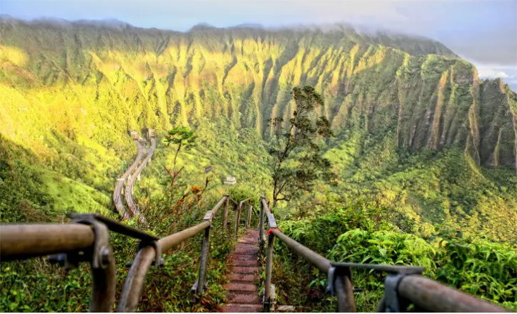 Haiku, Hawaii: Không có gì giống với “nấc thang lên thiên đường” hơn cầu thang Haiku ở Oahu. Những bậc thang hùng vĩ này được xây dựng vào năm 1942 bởi Đài phát thanh Haiku để truyền tín hiệu vô tuyến đến các tàu Hải quân trên Thái Bình Dương.
