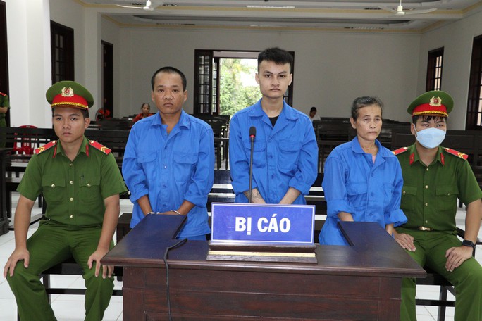 Bị cáo Ly, Khải và Liên tại tòa (từ trái sang)