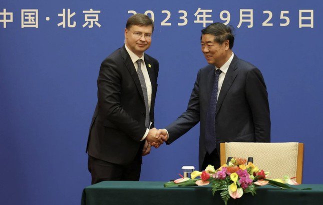 Quan chức phụ trách thương mại EU Valdis Dombrovskis và Phó Thủ tướng Trung Quốc Hà Lập Phong trong cuộc gặp tại Bắc Kinh. (Ảnh: Reuters)