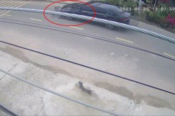 Bình Dương: Nữ tài xế lái ô tô kéo lê xe máy trên đường