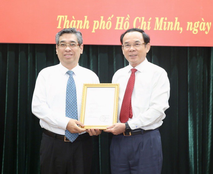 Bí thư Thành ủy TP HCM Nguyễn Văn Nên trao quyết định cho ông Nguyễn Phước Lộc