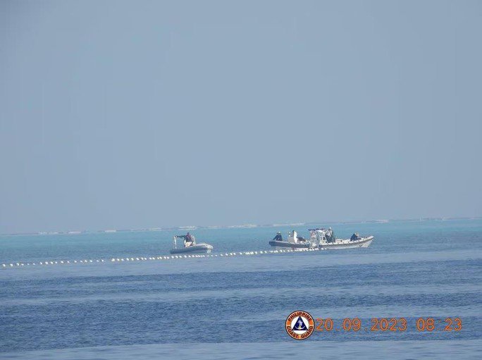 Các tàu Cảnh sát biển Trung Quốc tiến gần hàng rào dây phao trong bức ảnh được chụp vào ngày 20-9, gần bãi cạn Scarborough ở biển Đông - Ảnh: CẢNH SÁT BIỂN PHILIPPINES