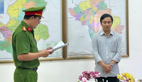 Công an đọc lệnh bắt Lương Quang Huy