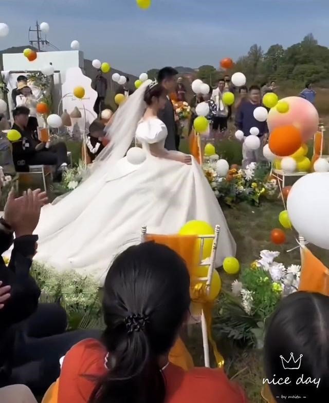 Chồng Tiểu Lệ cưới vợ mới.