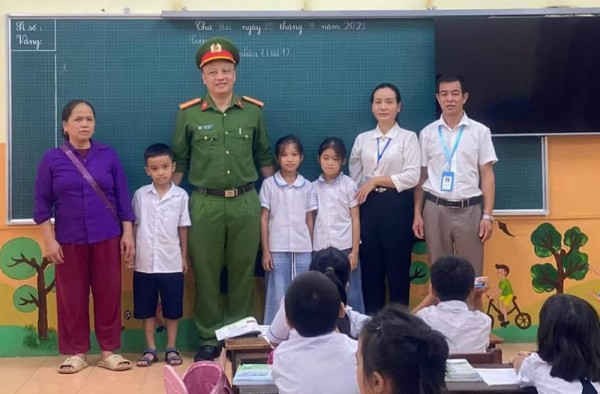 &nbsp;Thiếu tá Lò Văn Cường cùng 3 cháu nhỏ được cứu giúp và đại diện gia đình, nhà trường.