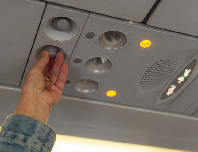 Do độ ẩm trên máy bay, màng nhầy của chúng ta bị khô và dễ mắc bệnh hơn. Nếu tắt AC (điều hòa) chúng ta có nguy cơ bị nhiễm trùng trong không khí.