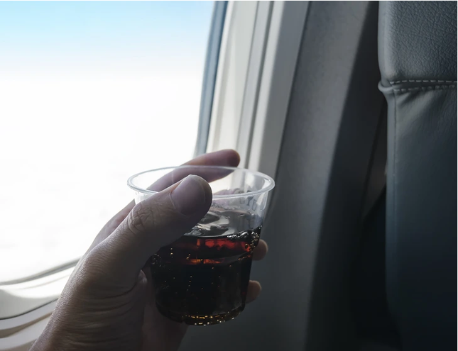 Bằng cách ăn hoặc uống thứ gì đó mát lạnh để giảm nhiệt cho bao tử.