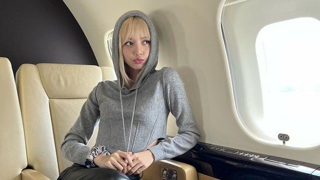 Bạn có thể mặc một chiếc áo có mũ trùm đầu, tránh cho tóc không bị nhiễm điện và dựng ngược lên.