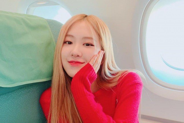 Một chút son môi cho tươi tắn là đủ và tránh xa các thể loại mascara, eyeliner càng tốt nếu bạn không muốn chúng lem tùm lum khi bạn ngủ hoặc dụi mắt.