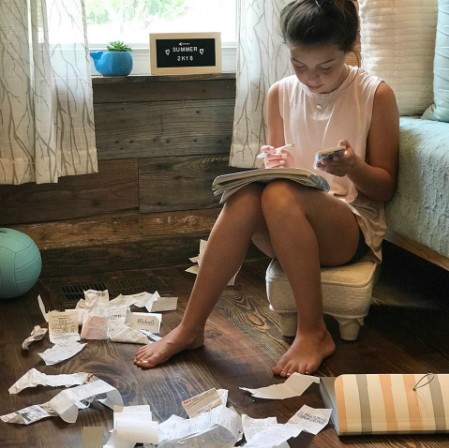 Cô con gái 13 tuổi của chị Brooke Hampton ngồi tính toán các loại chi tiêu cho gia đình vào cuối tháng. Ảnh: Facebook.