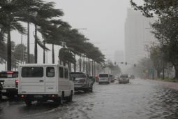 Tin tức trong ngày - Áp thấp nhiệt đới đổ bộ đất liền, miền Trung mưa to trút nước