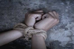 Phi thường - kỳ quặc - Xuống kiểm tra xe sau va chạm, thiếu niên 17 tuổi bất ngờ gặp chuyện đáng sợ