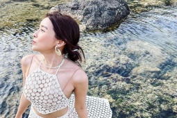 Thời trang - Set đồ mặc đi biển táo bạo nhất của Cao Thái Hà là kiểu áo yếm "trong suốt" này?