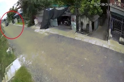 Xe máy - Xe đạp - Clip: Đang đi, xe đạp điện bị "hút" lơ lửng lên dây điện