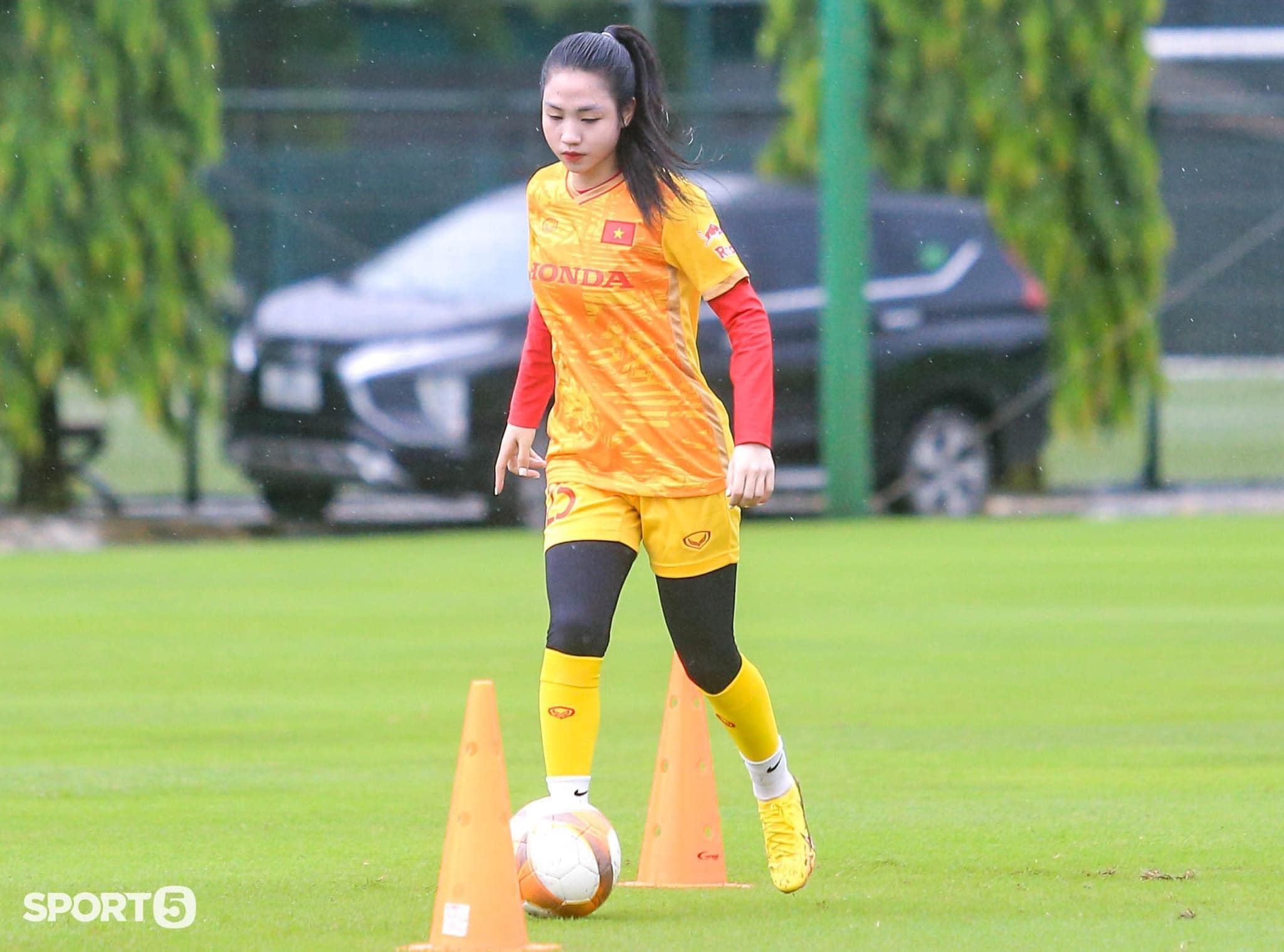 Nữ cầu thủ quê Hà Nam đang đá ở vị trí hậu vệ.