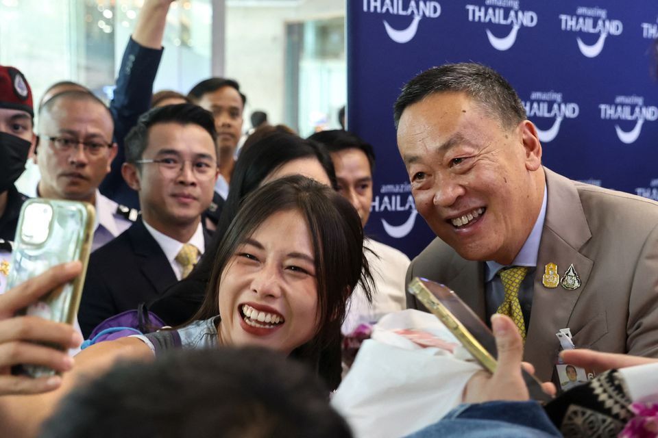 Thủ tướng Thái Lan Srettha Thavisin tới sân bay chào đón đoàn du khách Trung Quốc ngày 25/9. Ảnh: Reuters