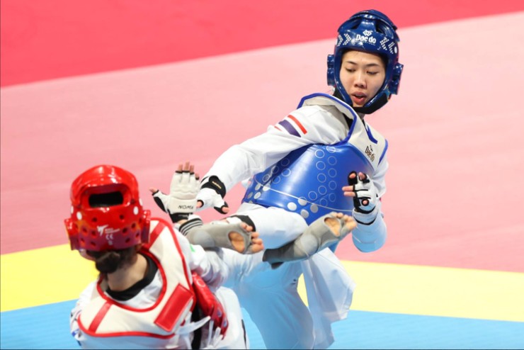 Các trận đấu Taekwondo quốc tế được tính điểm chủ yếu do máy tính, dựa trên các thiết bị cảm biến gắn trên trang phục thi đấu (giáp đầu, giáp thân, găng tay, tất chân)