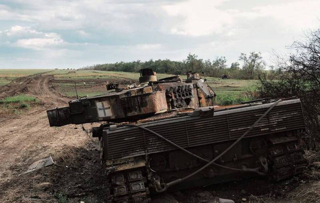Một xe tăng Leopard 2 bị phá hủy trong giao tranh.