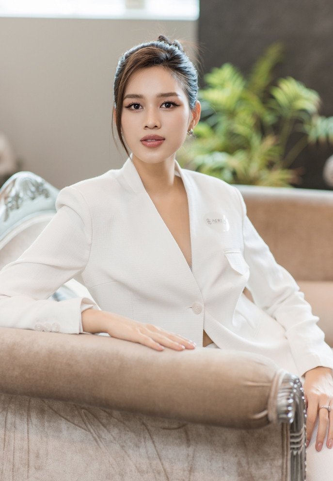 Hoa hậu Đỗ Thị Hà lên đồ đẹp chuẩn nữ CEO ở tuổi 22 - 5