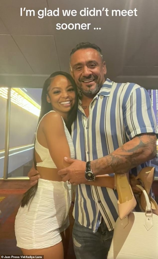 Khoảng cách 23 tuổi đã dẫn đến những tình huống khó xử trong các cuộc gặp gỡ