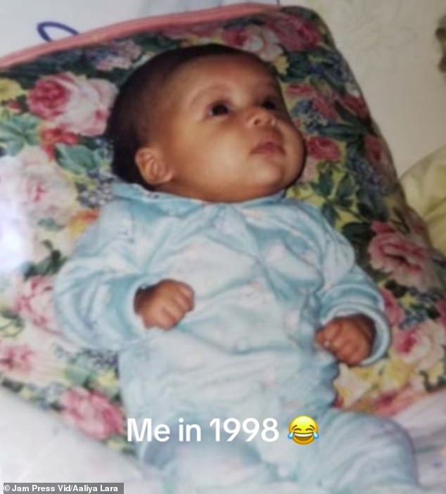 Khi chồng&nbsp;Aaliya đã ở độ tuổi trưởng thành thì cô mới ra đời (trong ảnh là Aaliya vào năm 1998).&nbsp;