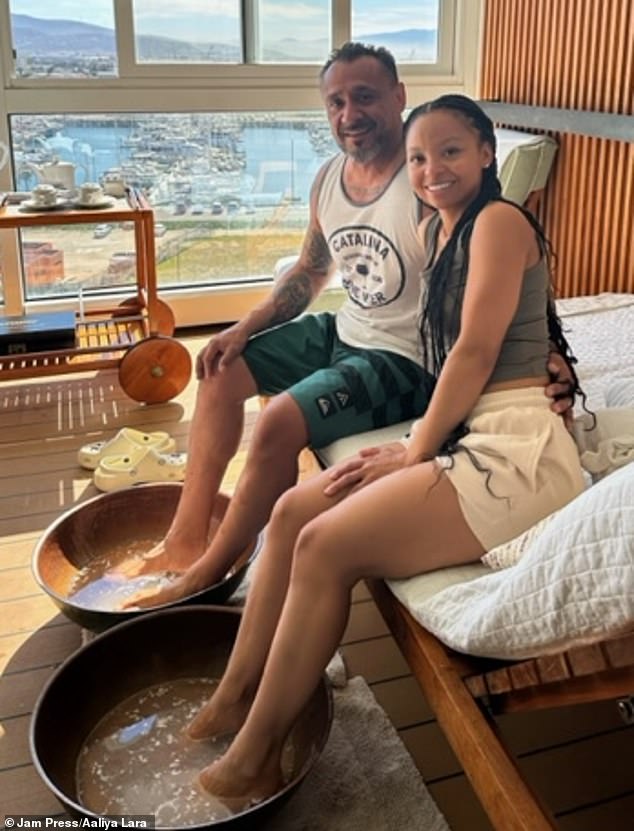 Aaliya cho biết, lúc đầu cả hai có mối liên hệ thể xác khi chạm mắt nhau trong một quán bar.