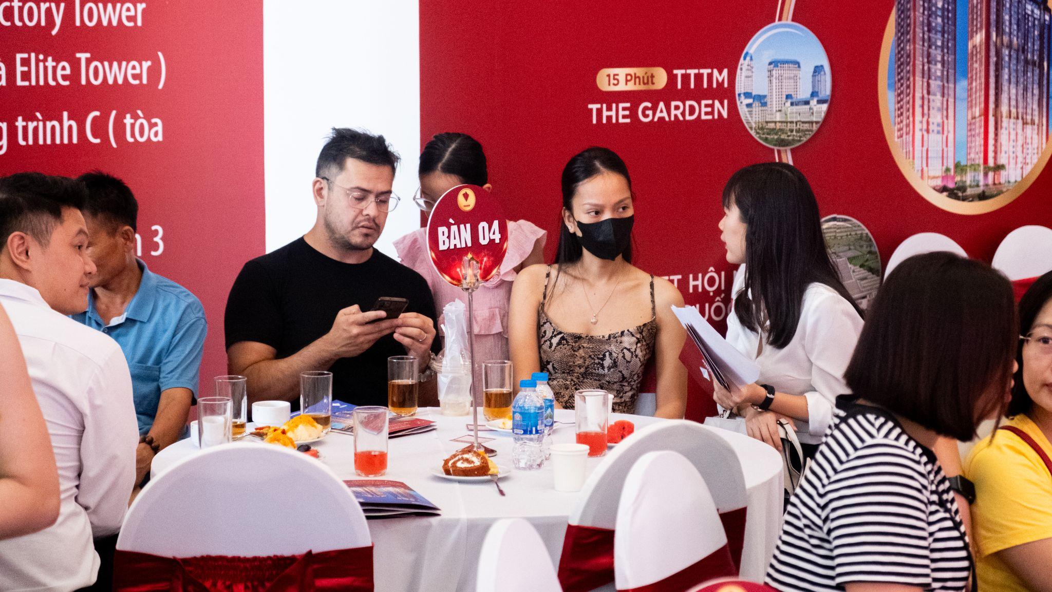 Khách hàng được chuyên viên tư vấn tận tình tại bàn