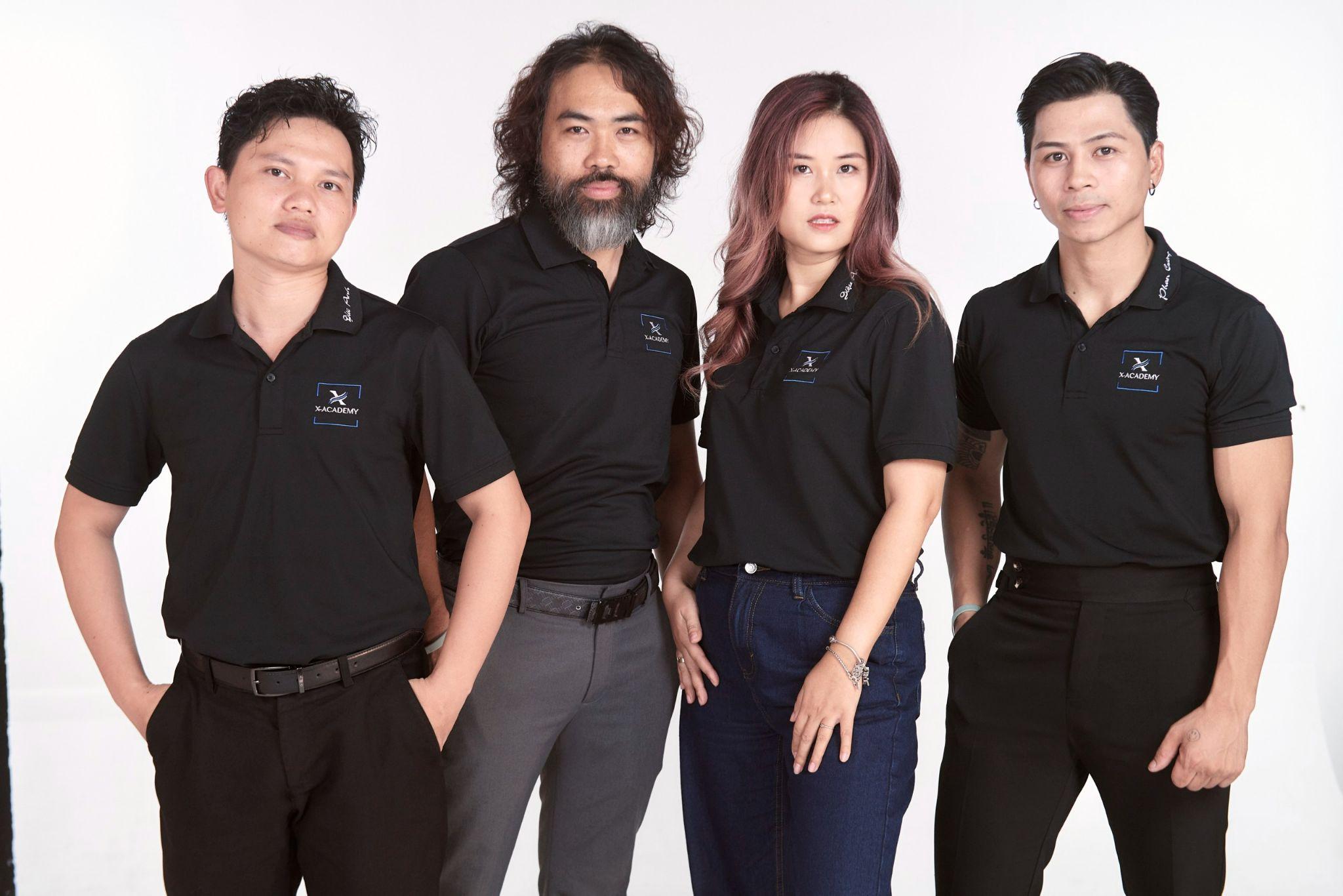 Nhà tạo mẫu Phạm Huy Việt (thứ 2 từ trái qua)