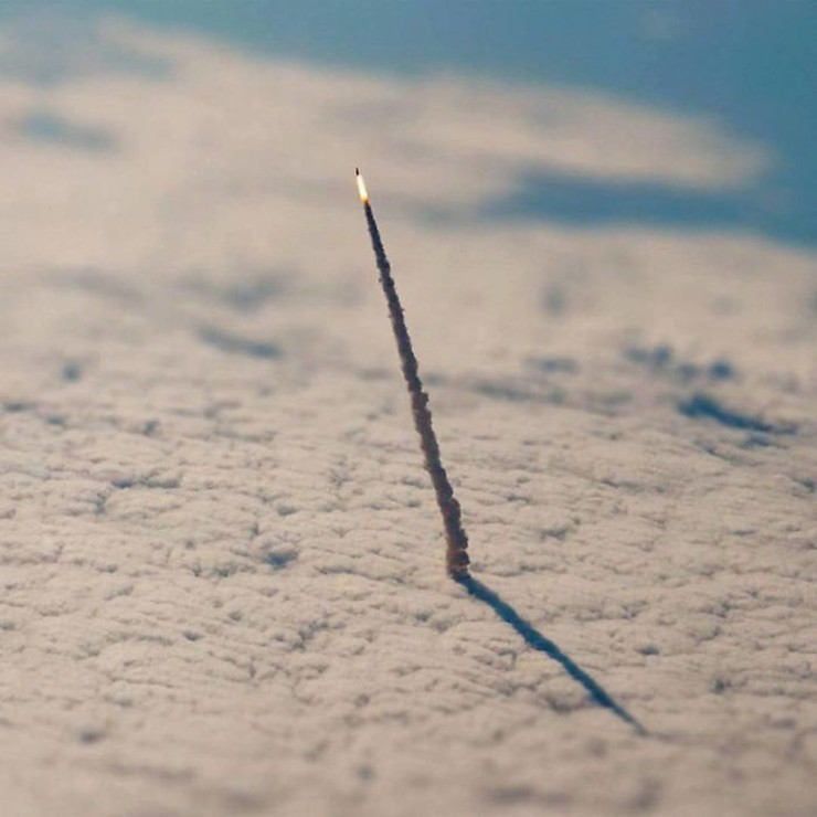  Đây là bức ảnh NASA chụp tàu con thoi rời khỏi bầu khí quyển của chúng ta.

