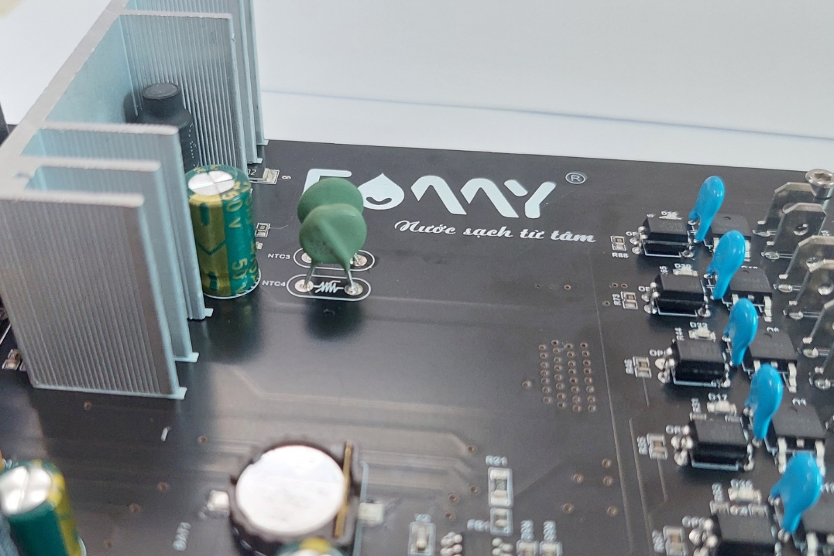 Toàn bộ hệ thống máy lọc nước RO ion kiềm Famy được vận hành thông qua bảng vi mạch thông minh