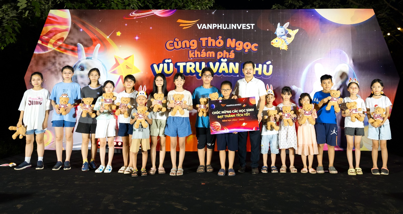 Ông Nguyễn Huy Hoàng – Chủ tịch công đoàn Văn Phú – Invest trao quà khuyến học cho con em CBNV