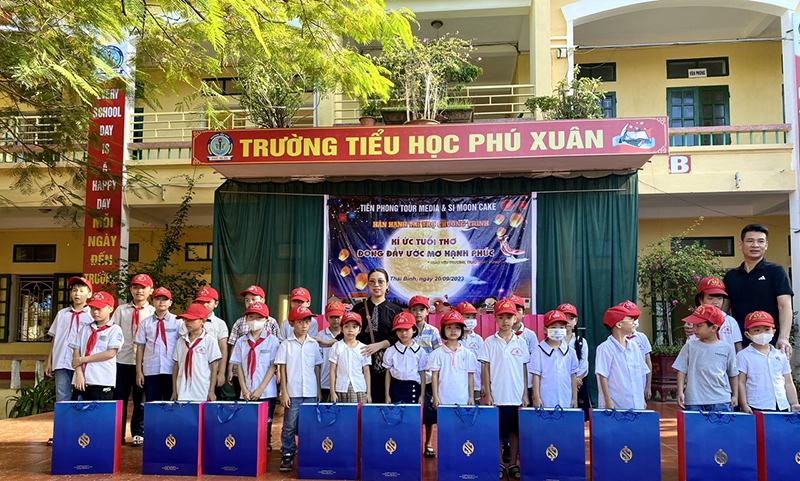 Trao yêu thương cho các em nhỏ trường tiểu học Phú Xuân – Thành phố Thái Bình