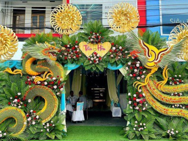 Bạn trẻ - Cuộc sống - Mãn nhãn cổng cưới lá dừa ‘độc nhất vô nhị’ ở miền Tây sông nước