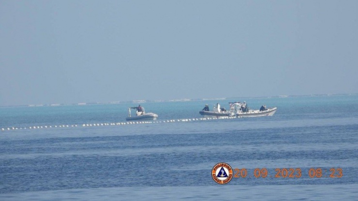 Lực lượng tuần duyên Philippines tố Hải cảnh Trung Quốc lắp đặt “rào chắn nổi” gần bãi cạn Scarborough trên Biển Đông hôm 22-9. Ảnh: TWITTER